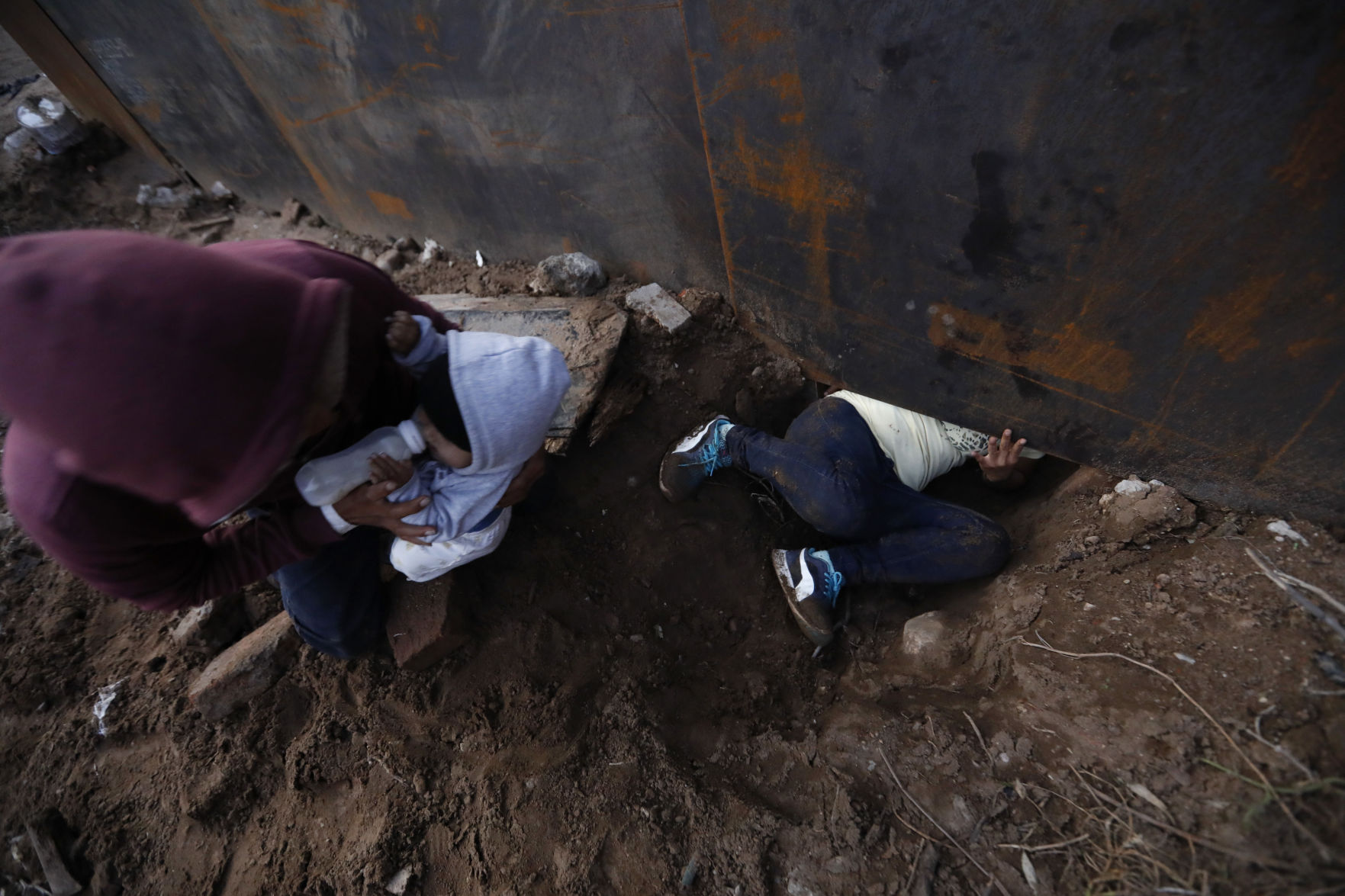 Central America Migrant Caravan - Jumping the Wall Photo Gallery